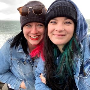 Meet your Poshers, Kelsey & Danielle